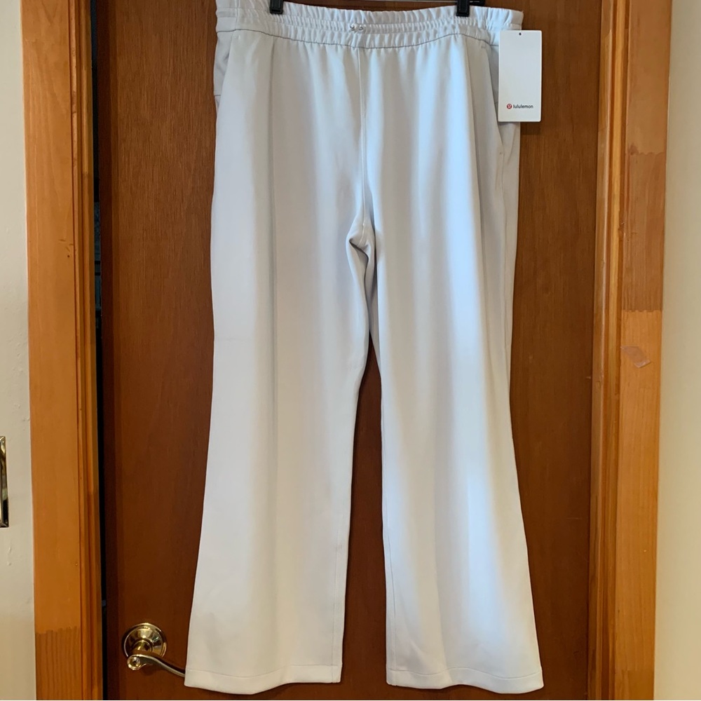 Lululemon Women’s NWT 14 soft stream high-rise pants with elastic waistband